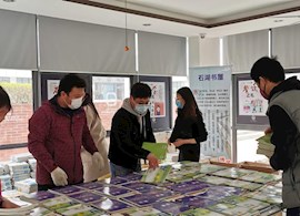 防控疫情仍持续 暖心发书促教学 