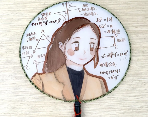 妙手绘团扇 浓情在其中——初二的老班，请看过来