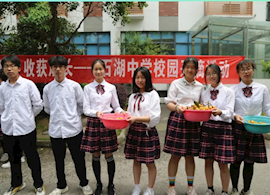 播撒汗水、收获成长-----石湖中学开展校园采摘活动