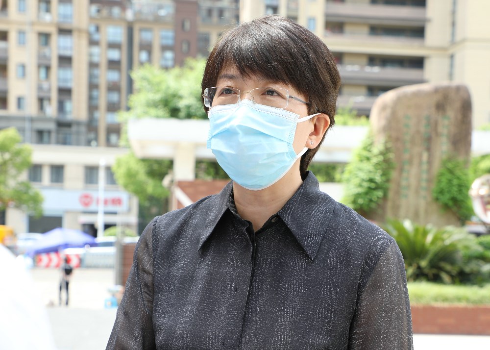 苏州市教育局局长周志芳一行督查石湖中学校园复课准备工作