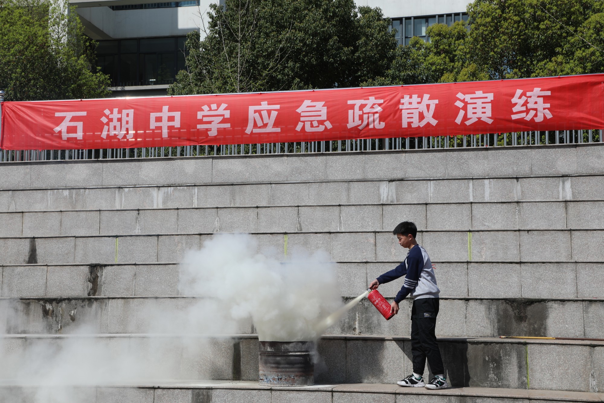 【求索·要闻】火灾疏散逃生演练 筑牢校园安全防线