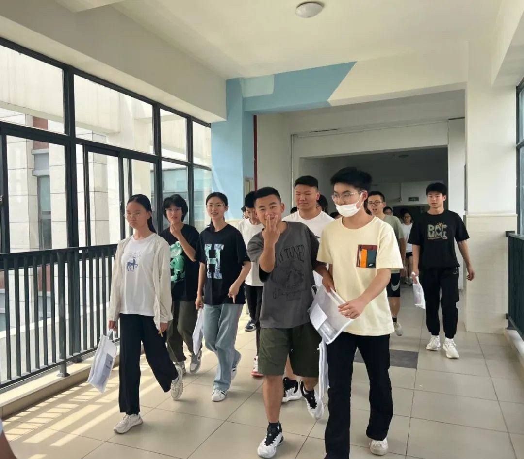 帷幕拉开： 福启中考，愿你文思如泉，书写华章！