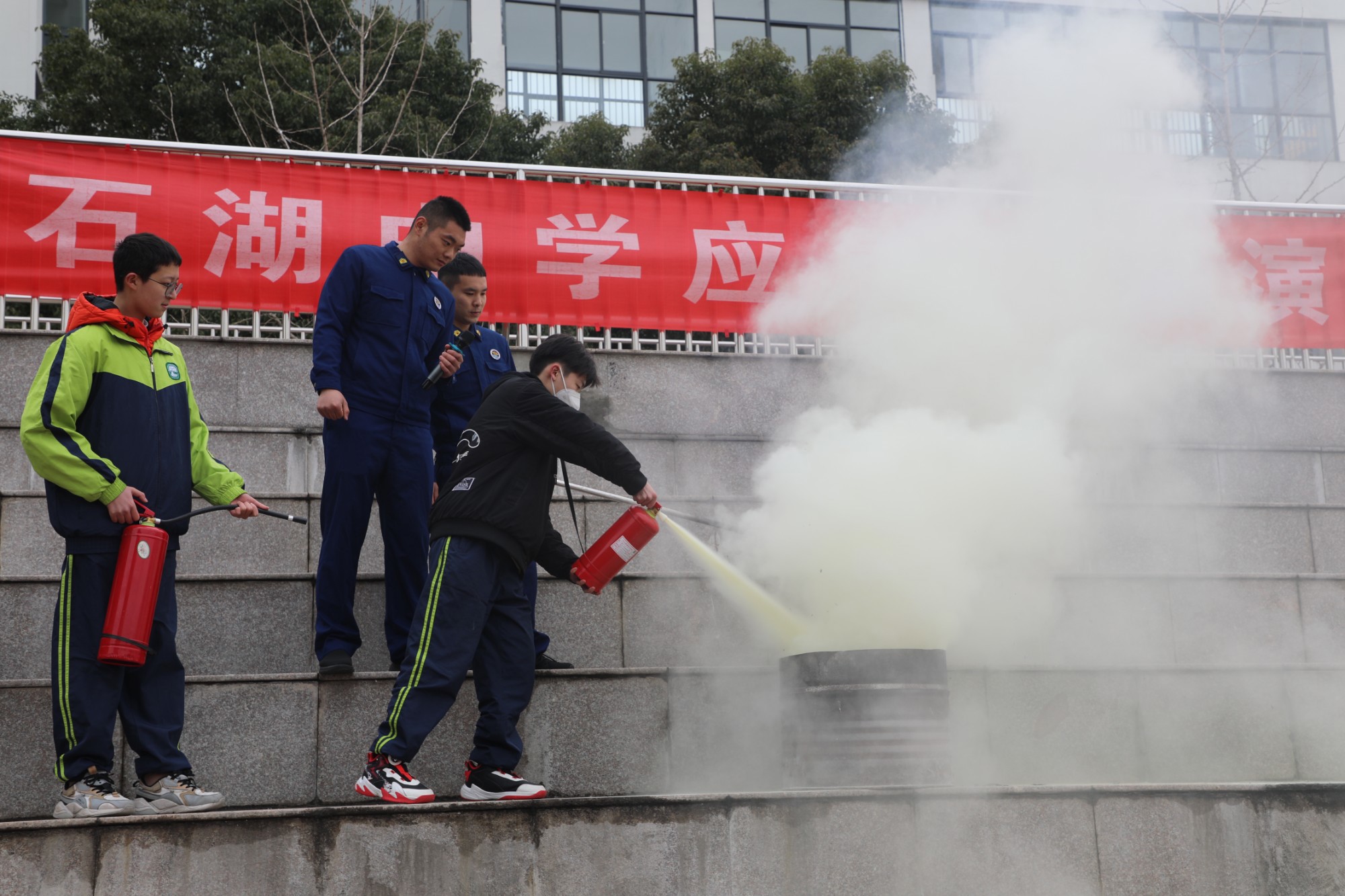 【求索·要闻】以“演”筑防 以“练”为战——石湖中学开展沉浸式消防安全教育实践