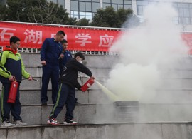 【求索·要闻】以“演”筑防 以“练”为战——石湖中学开展沉浸式消防安全教育实践