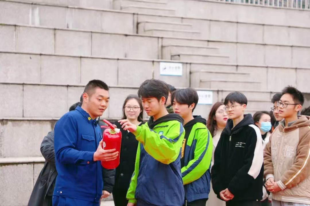 【求索·要闻】以“演”筑防 以“练”为战——石湖中学开展沉浸式消防安全教育实践