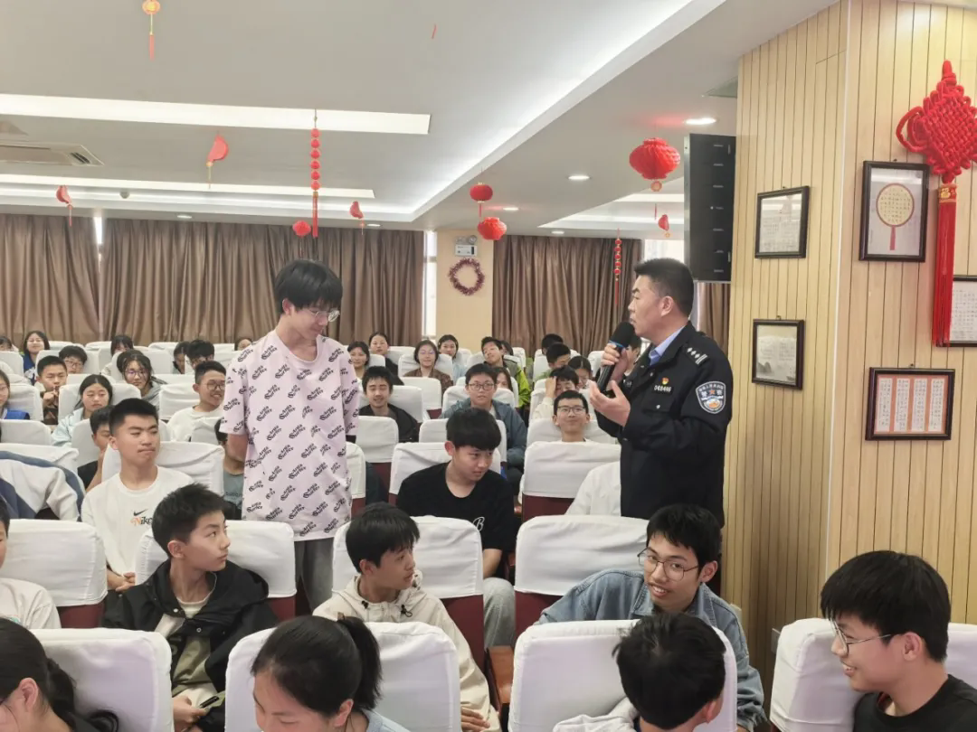 【向恒·德育】 反诈知识进校园，护航青春共成长 ——石湖中学开展“同守护·共成长”反诈宣传讲座