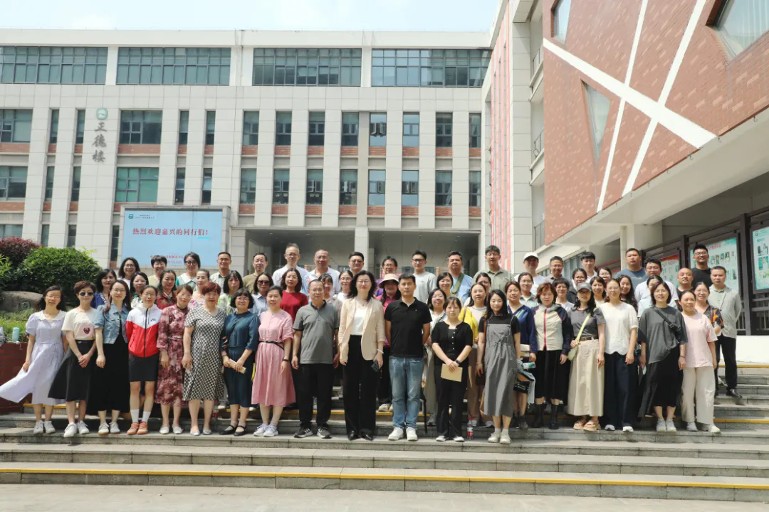 【湖畔·来客】校际交流促发展 携手共进谱新篇 ——嘉兴凤桥镇中学、秀州中学教师走进石湖中学