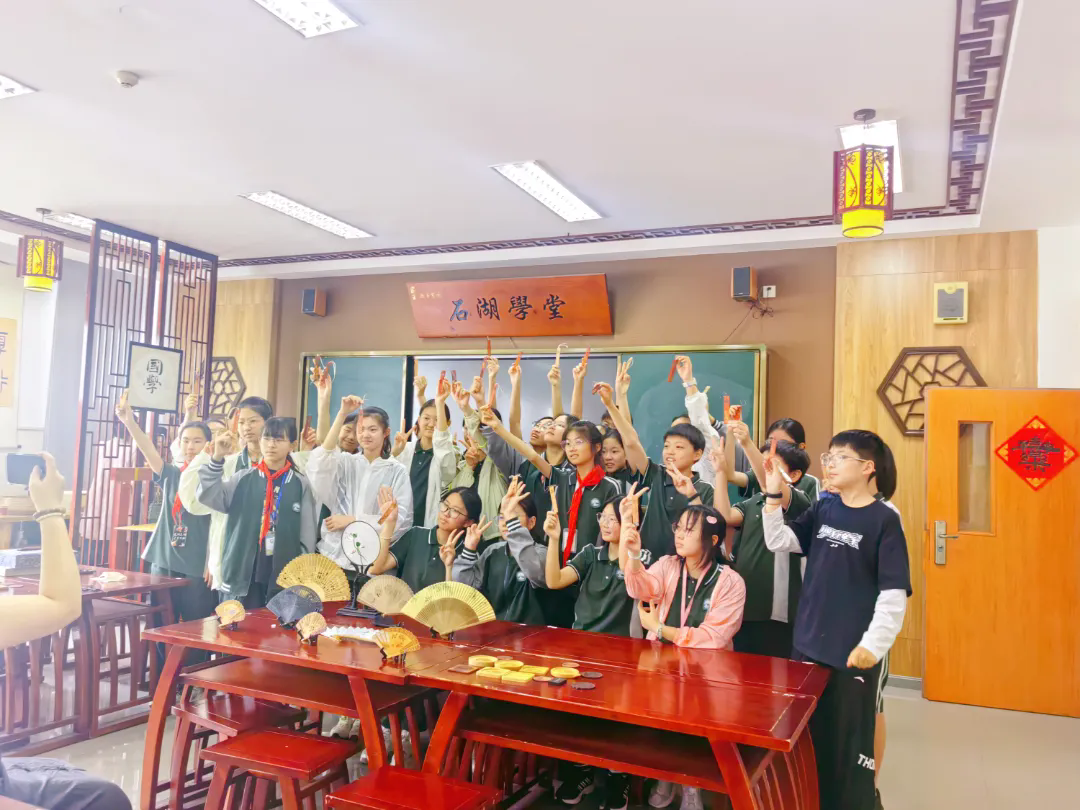 【向恒·德育】执扇绘风雅，石中绽艺韵——艺术大咖进校园，开启美誉新篇章（2）