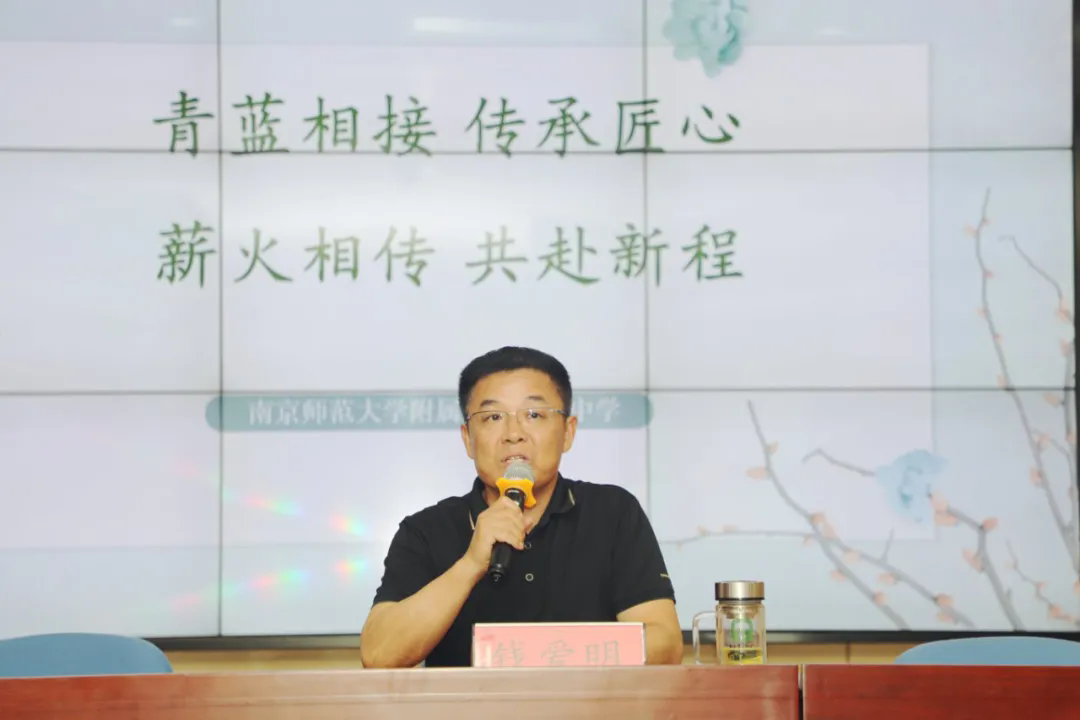 【求索·要闻】青蓝相接传匠心 师徒结对共成长 ——记石湖中学2025-2026学年师徒结对仪式