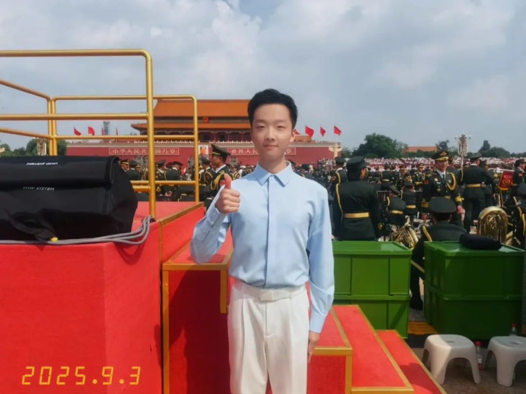 【行者·风采】 光荣！这位石中学子以歌声礼赞祖国，接受庄严检阅！